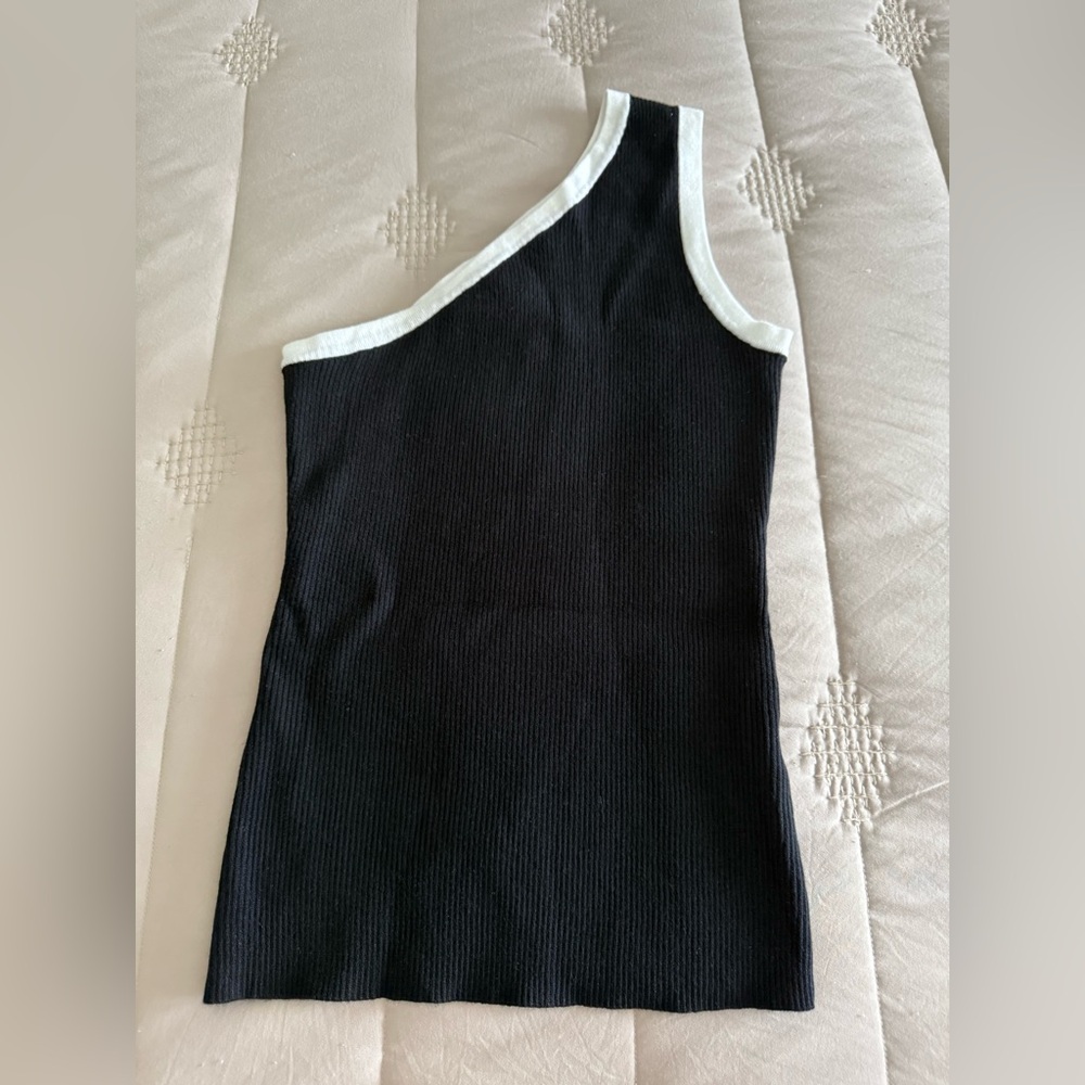 Zesica one shoulder black and white top, med, NWT!